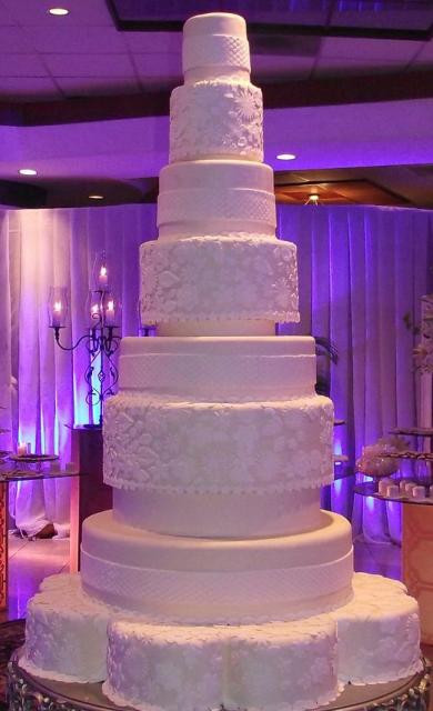 7 Tier Wedding Cakes
 7 tier white round wedding cake with alternating patterns