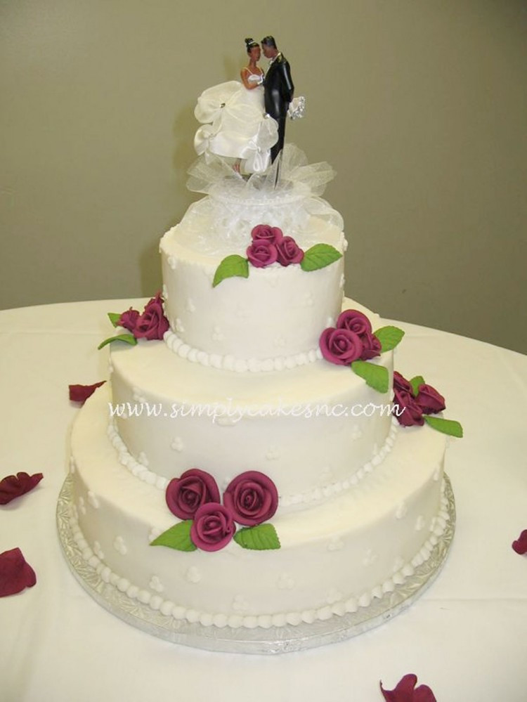 Best Icing For Wedding Cakes
 Buttercream Wedding Cake With Royal Icing Roses Wedding