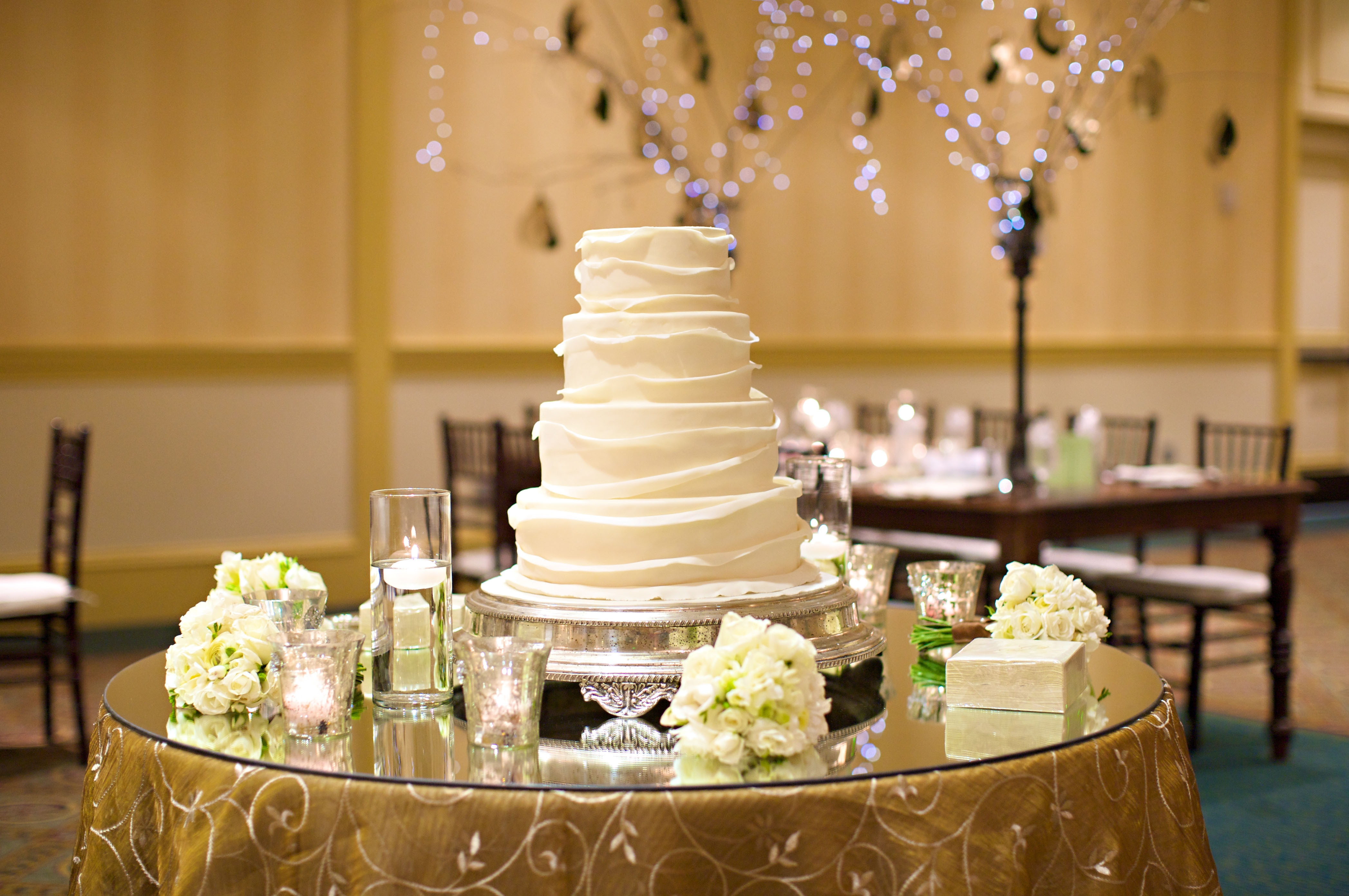 столик для подачи торта на свадьбу