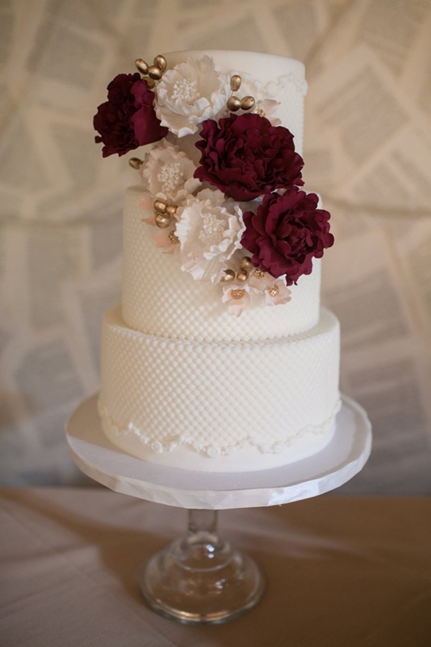 Burgundy And White Wedding Cake
 Burgundy Wedding Theme Wedding Ideas By Colour