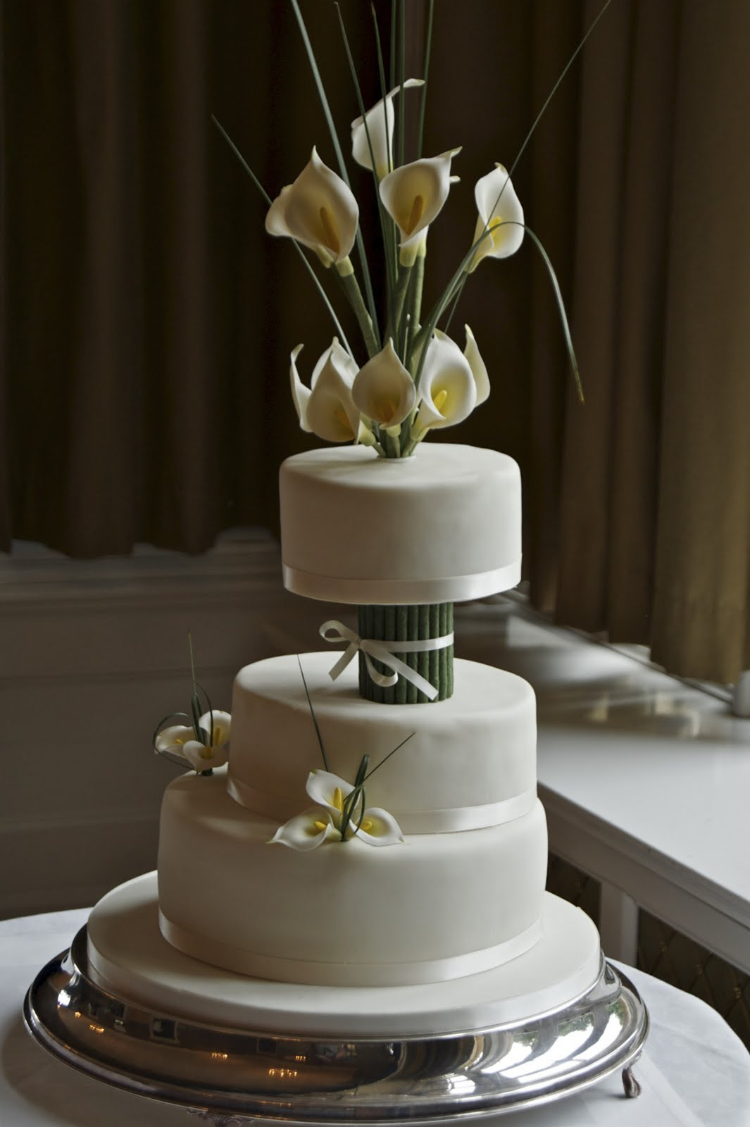 Calla Lily Wedding Cakes
 REAL LIFE Ivory calla lily wedding cake