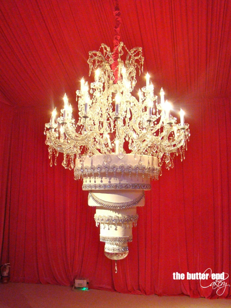 Chandelier Wedding Cakes
 La tarta de bodas colgante de Kaley Cuoco Big Bang Theory