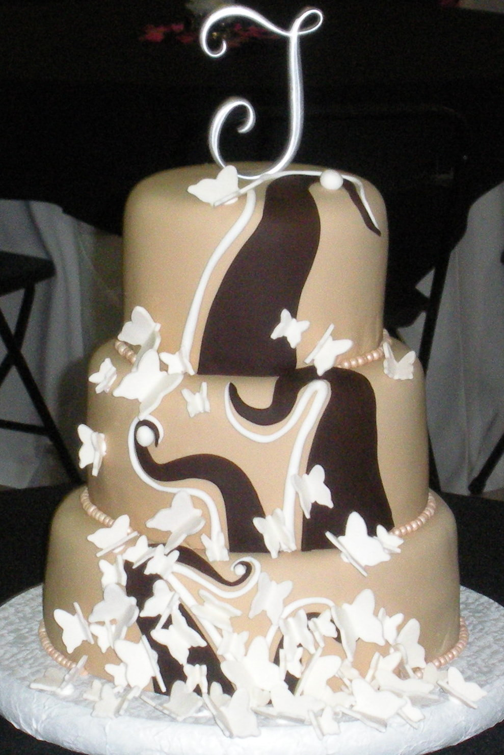 Chocolate And White Wedding Cake
 New trends for custom fondant wedding cakes in 2010