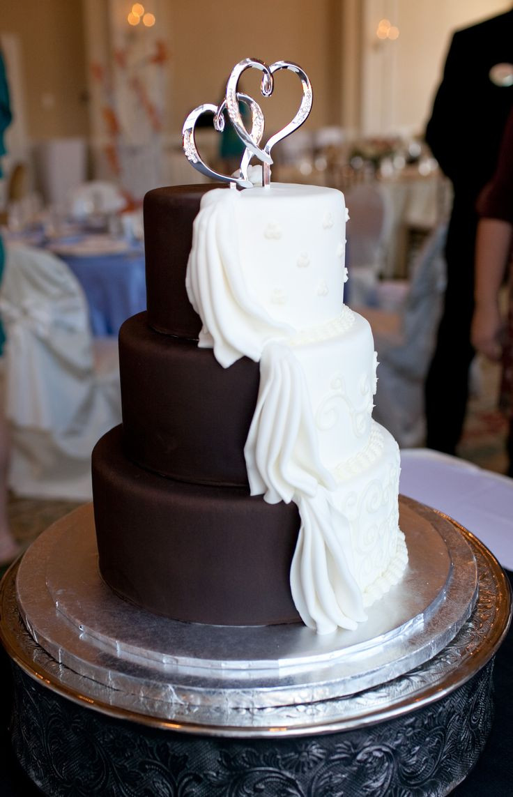 Chocolate Frosting Wedding Cakes
 Half White Half Chocolate Wedding Cake