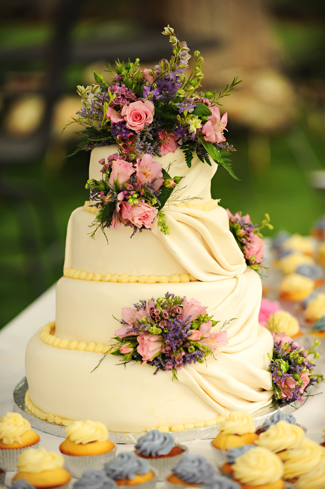 Country Chic Wedding Cakes
 Country Backyard Style Wedding Rustic Wedding Chic