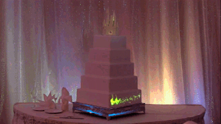 Disney Animated Wedding Cakes
 These Disney fairytale wedding cakes e with their own