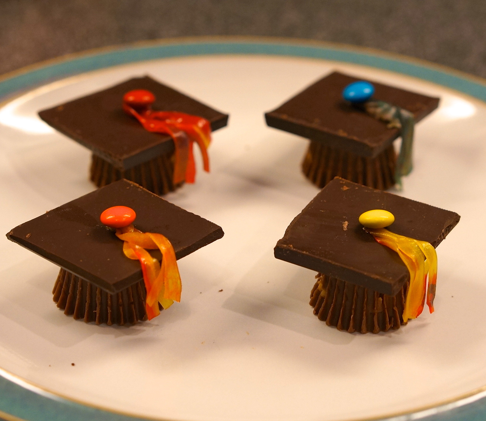 Easy Graduation Desserts
 Adorable Chocolate Graduation Cap Dessert