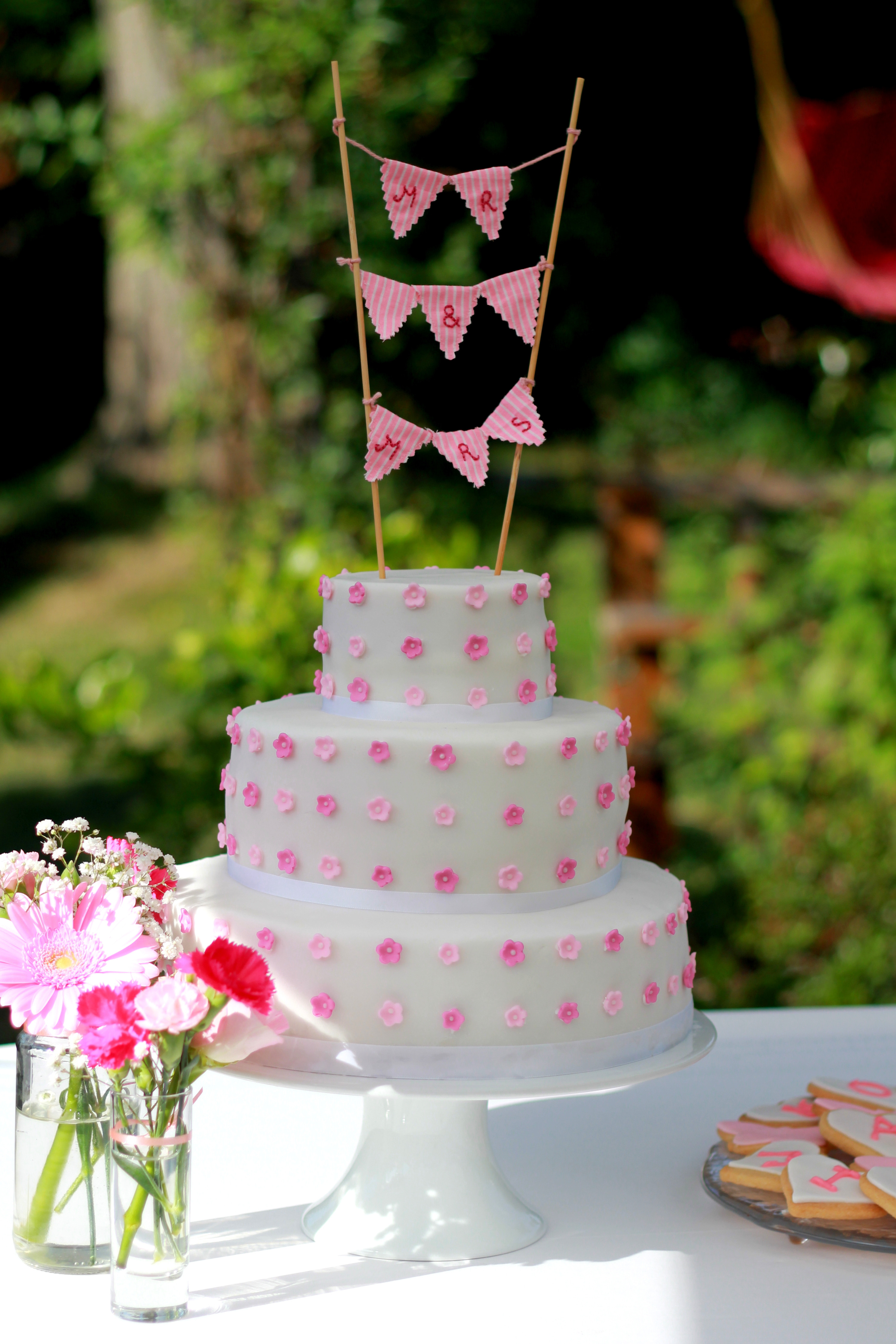 Easy Wedding Cakes To Make Yourself
 DIY Wedding Cake Tutorial