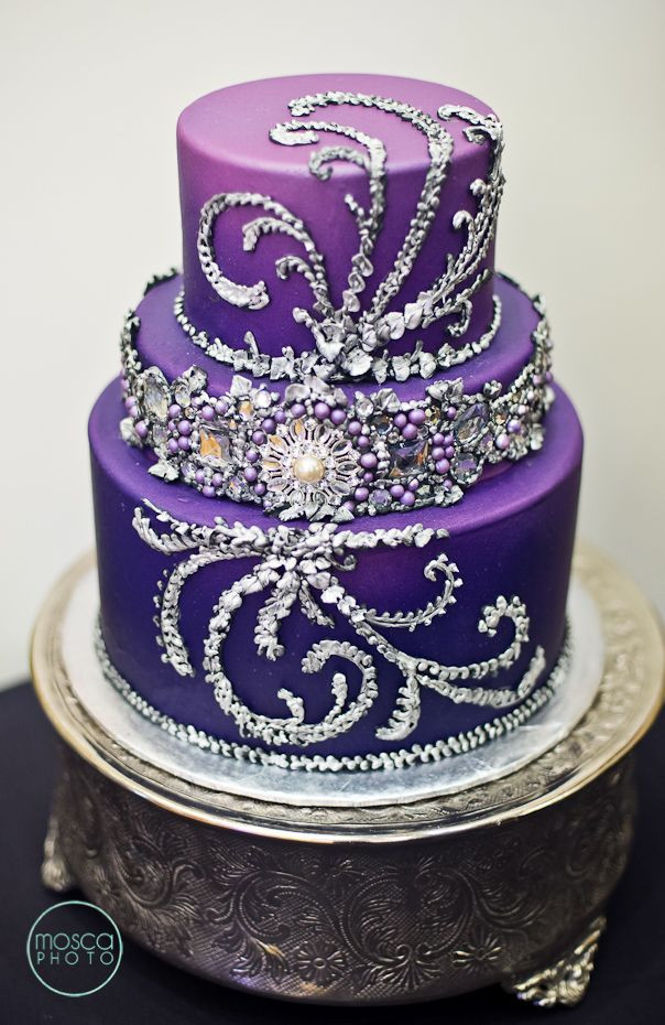 Elegant Purple Wedding Cakes
 Elegance Purple Wedding Ideas With Decoration Details