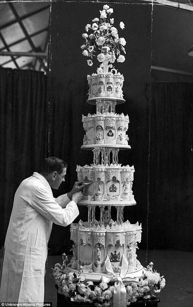 Extravagant Wedding Cakes
 9 Extravagant Celebrity Wedding Cakes