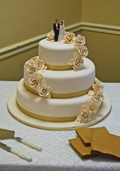 Extreme Wedding Cakes
 Wedding3tiergoldrosesribbon1 Fort Myers
