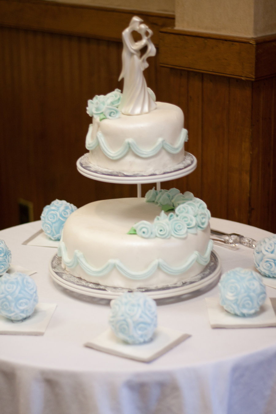 Floating Wedding Cakes
 2 Tier Floating Wedding Cake by CellasCakes on DeviantArt