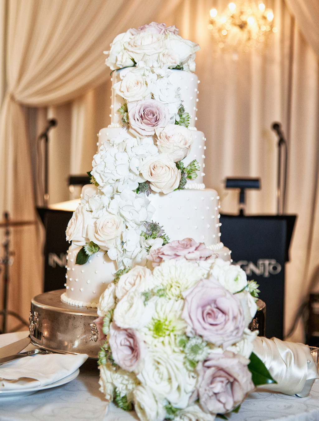 Fresh Flowers On Wedding Cakes
 Wedding Cakes 20 Ways to Decorate with Fresh Flowers