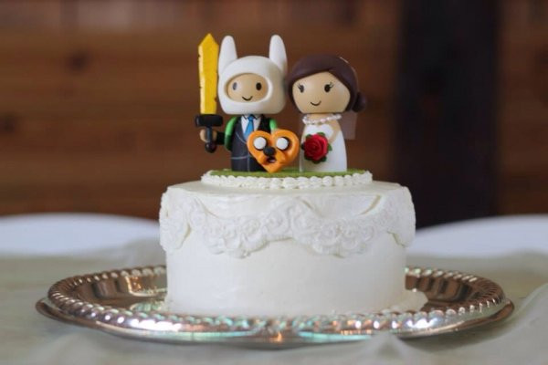 Geek Wedding Cakes
 25 Wedding Cake Toppers Interpreted By Nerd Couples