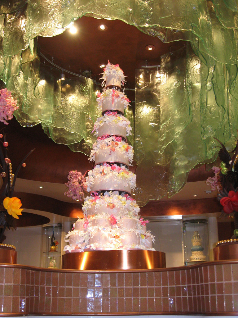 Giant Wedding Cakes
 Giant wedding cake at Bellagio Gosia007