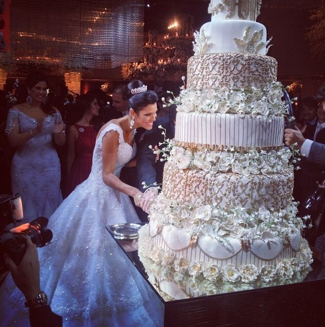 Giant Wedding Cakes
 Giant wedding cake