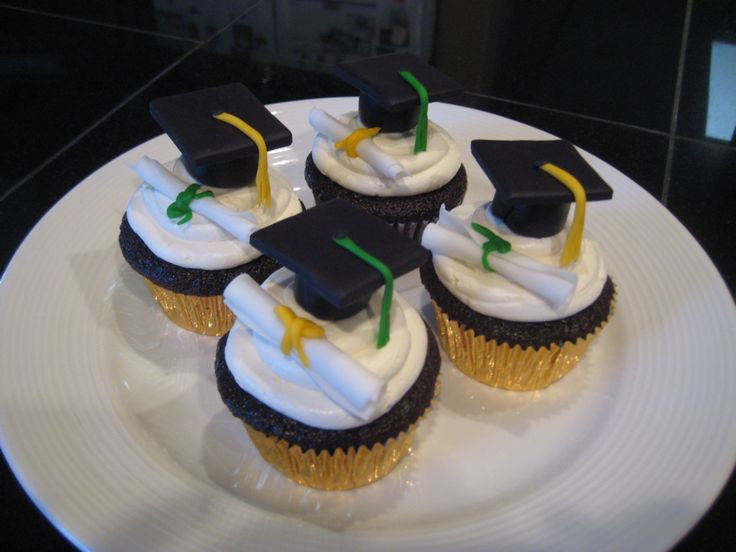 Graduation Cupcakes Decorating Ideas
 petite individual graduation cakes