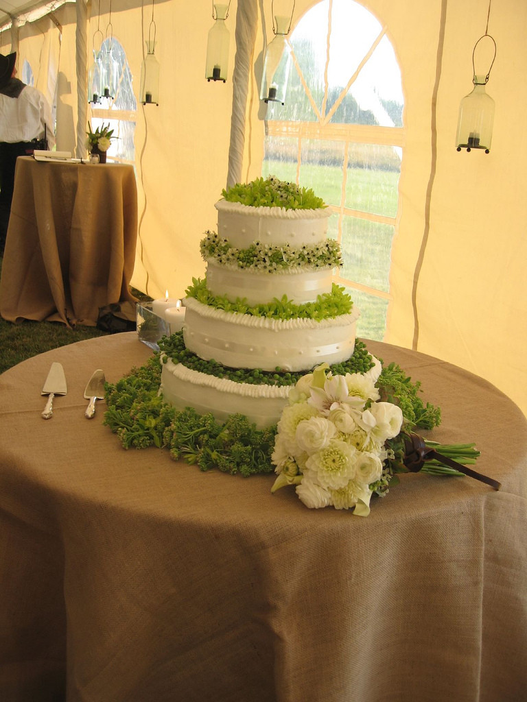 Green And White Wedding Cake
 File Wedding cake white and green