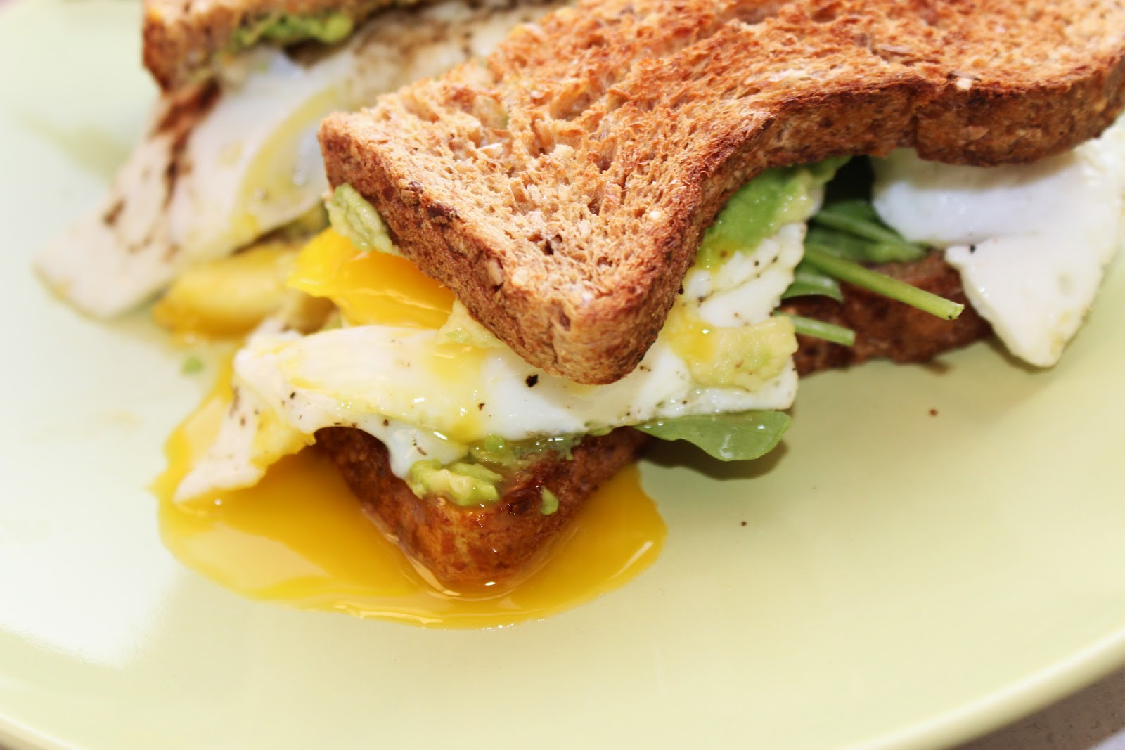 Healthy Egg Breakfast Sandwich
 HEALTHY EGG AND AVOCADO BREAKFAST SANDWICH