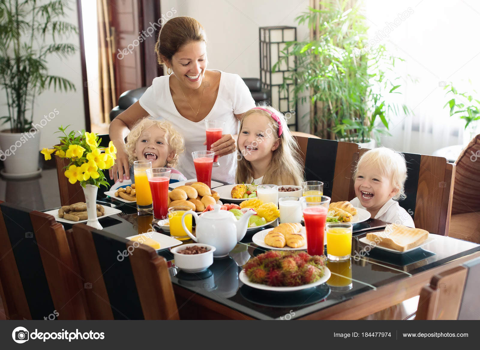 Healthy Family Breakfast
 Healthy family breakfast for mother and kids — Stock