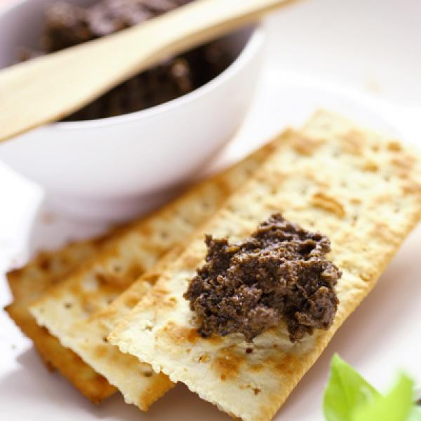 Healthy Low Fat Snacks
 Low Fat Whole Wheat Crackers with Mixed Olive Spread