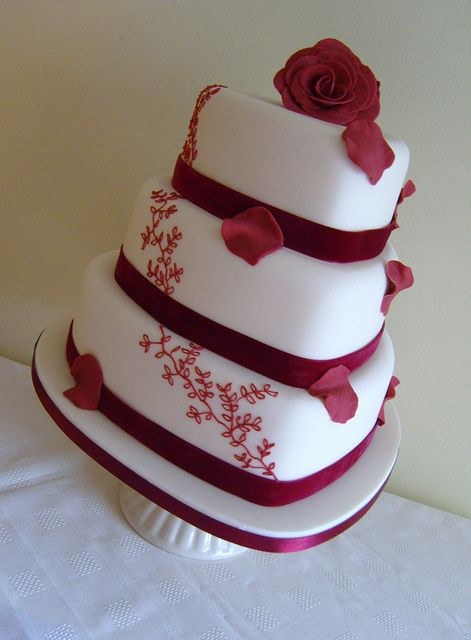 Heart Shaped Wedding Cakes
 13 Perfectly Sweet Heart Shaped Wedding Cakes