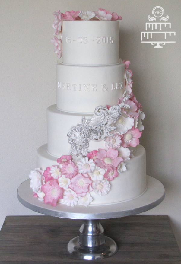 Heb Wedding Cakes
 Bruidstaart met roze bloemen • Yummie Sweet Cakes