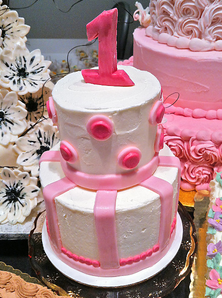 Holiday Market Wedding Cakes
 Try one of our ALL NATURAL custom cakes today