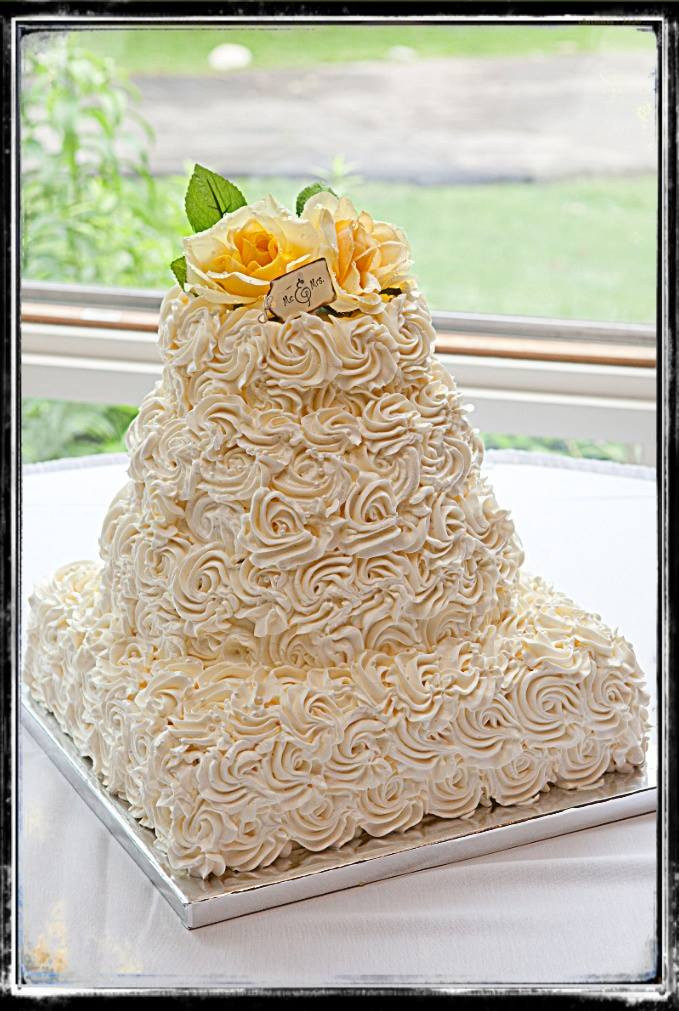 Icing Wedding Cakes
 Wedding Cake Frosting And Cake Frosting Recipes