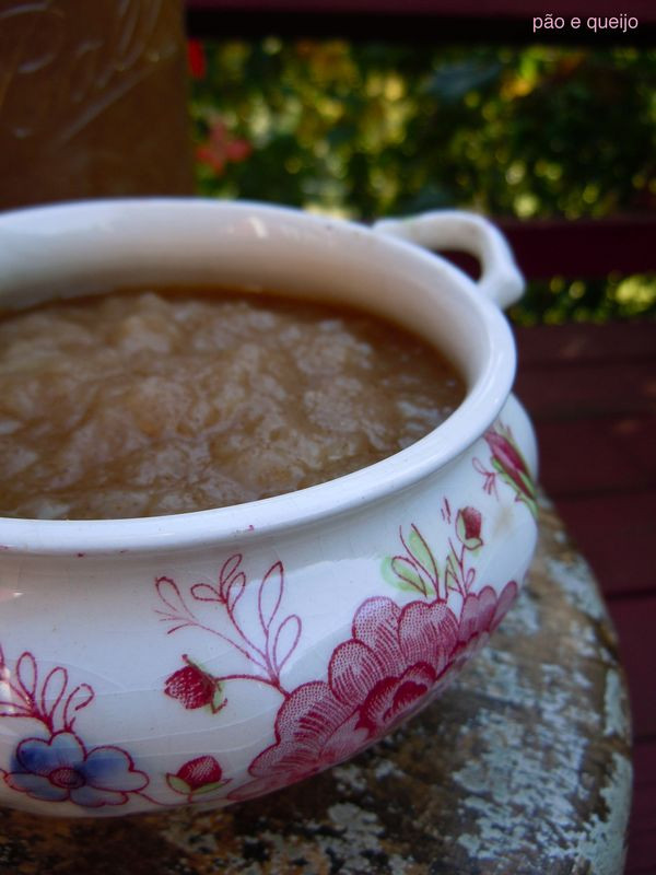 Indian Summer Applesauce
 Bittersweet Chunky honey sweetened applesauce pão e queijo