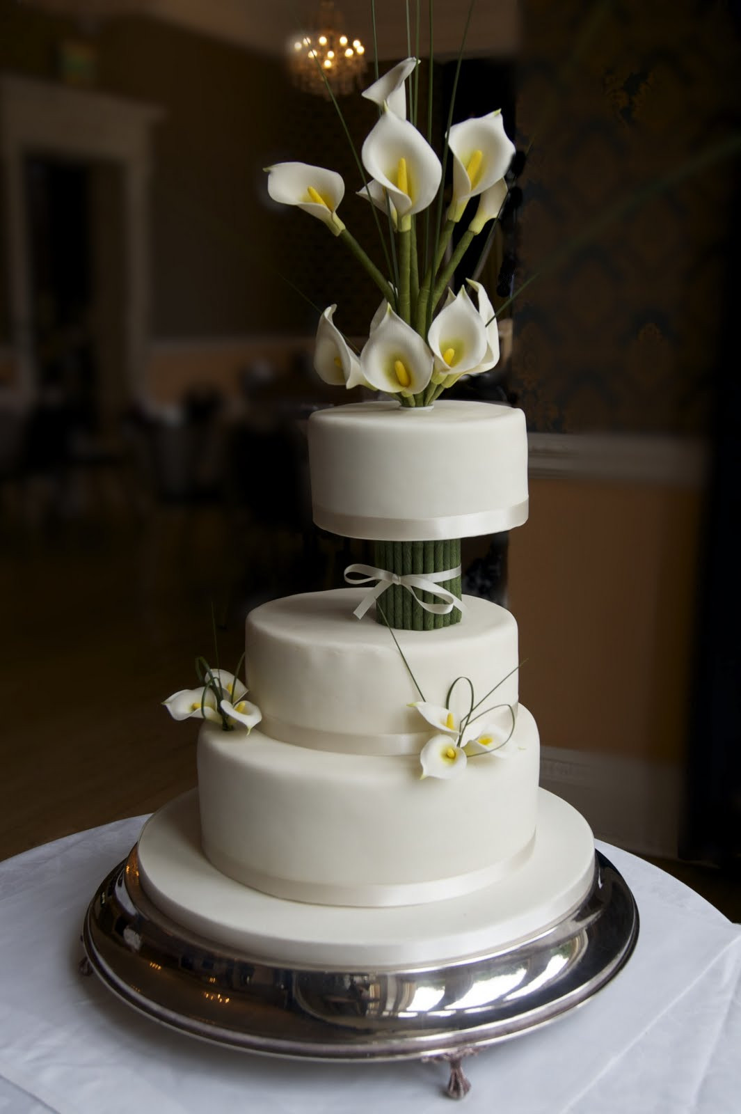 Lilly Wedding Cakes
 REAL LIFE Ivory calla lily wedding cake