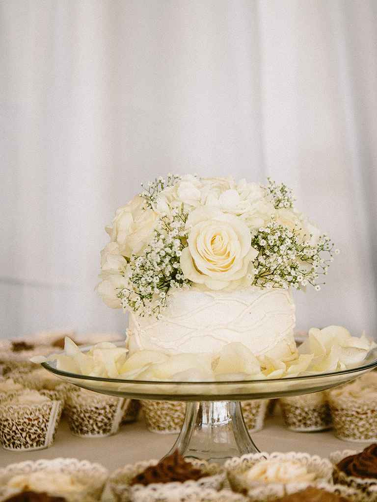 Little Wedding Cakes
 16 Wedding Cake Ideas With Cupcakes