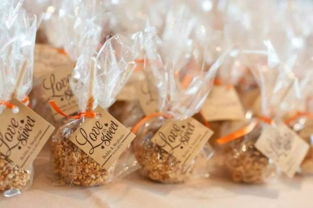 Mini Caramel Apples Wedding Favors
 crunch