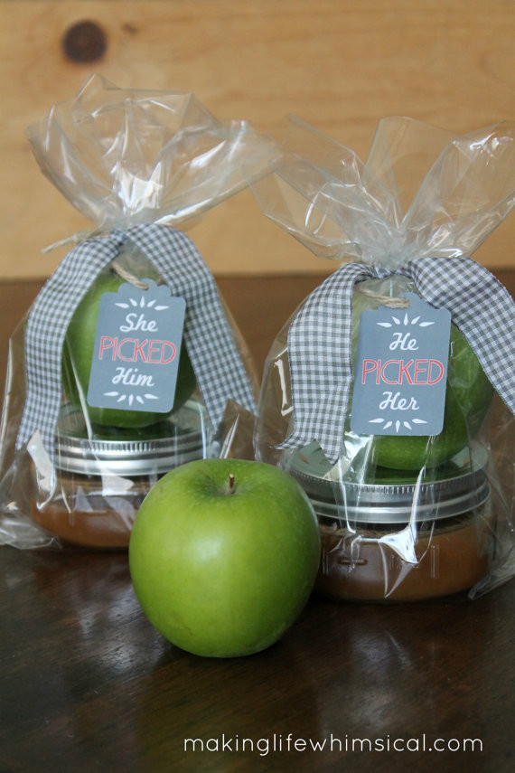 Mini Caramel Apples Wedding Favors
 Six Epic Ideas for an Amazing Couple’s Shower The Pink Bride