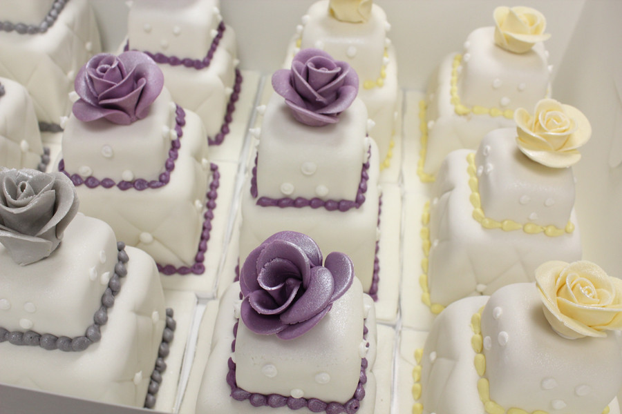 Mini Wedding Cupcakes
 100 mini wedding cakes marathon