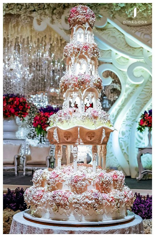 Most Extravagant Wedding Cakes
 10 Most Extravagant Wedding Cakes