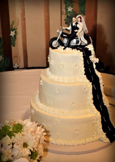 Motorcycle Wedding Cakes
 20 Cool Motorcycle Themed Wedding Ideas Weddingomania