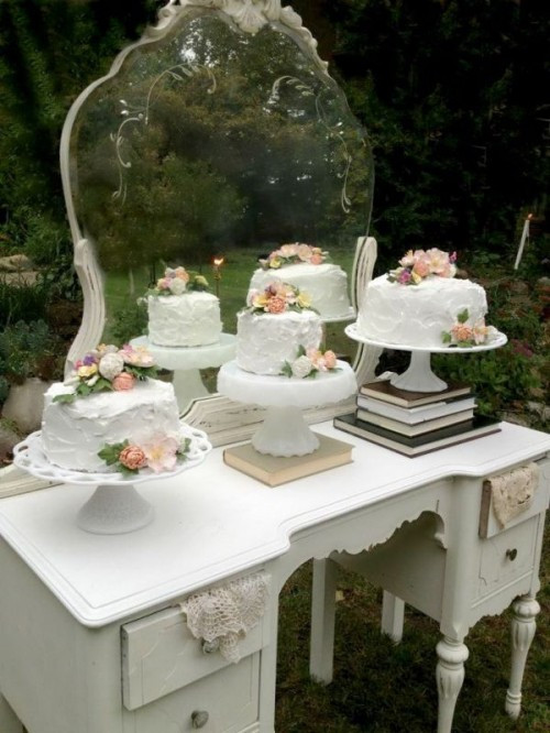 Multiple Wedding Cakes
 How To Display Multiple Wedding Cakes 27 Amazing Ideas