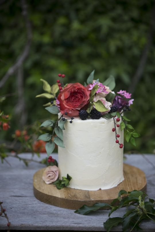 Nature Wedding Cakes
 Sugar flowers & fruit with buttercream a natural wedding