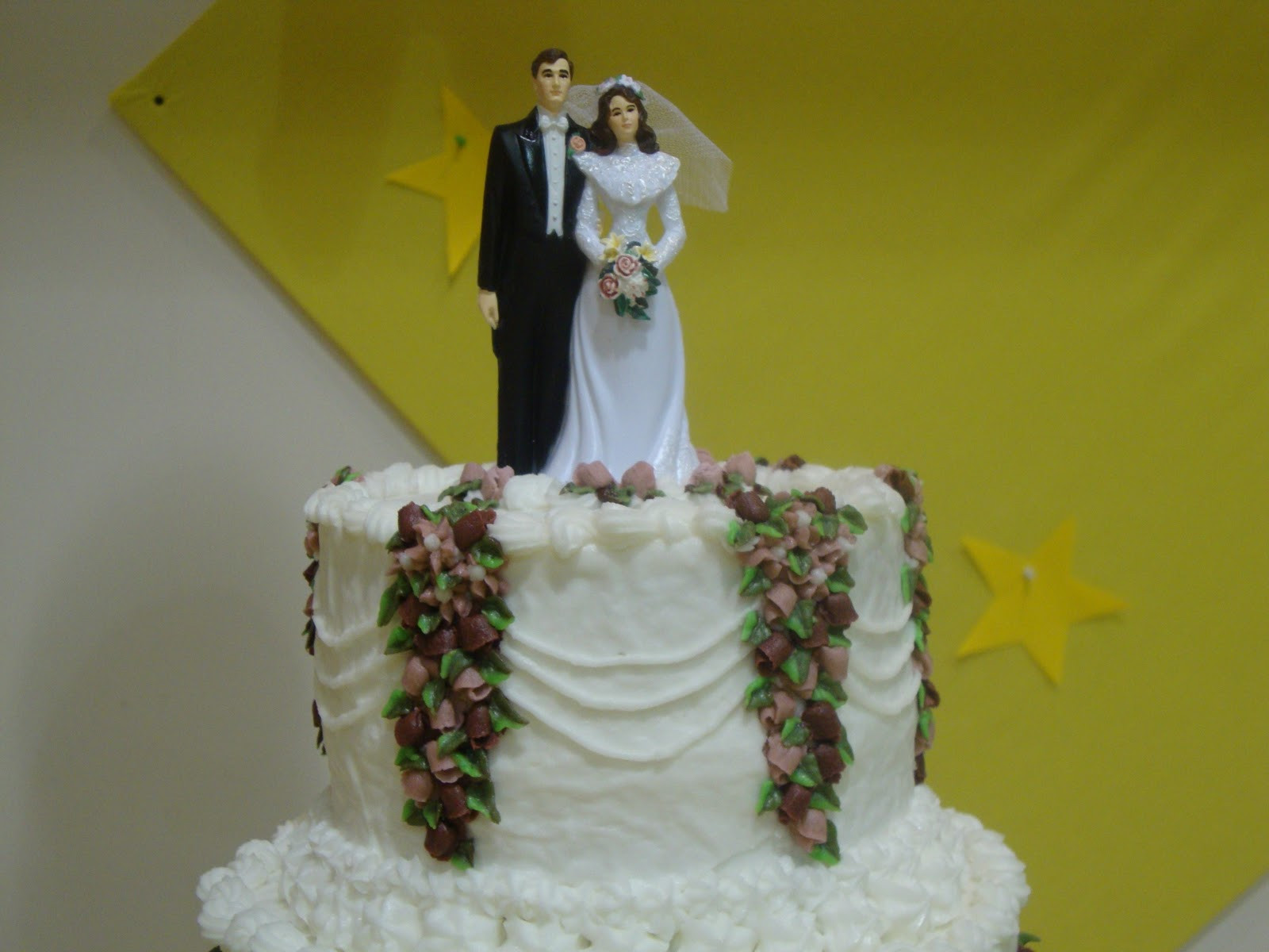 Old School Wedding Cakes
 Mega Pretty Cakes Old School Wedding Cake with Groom s Cake
