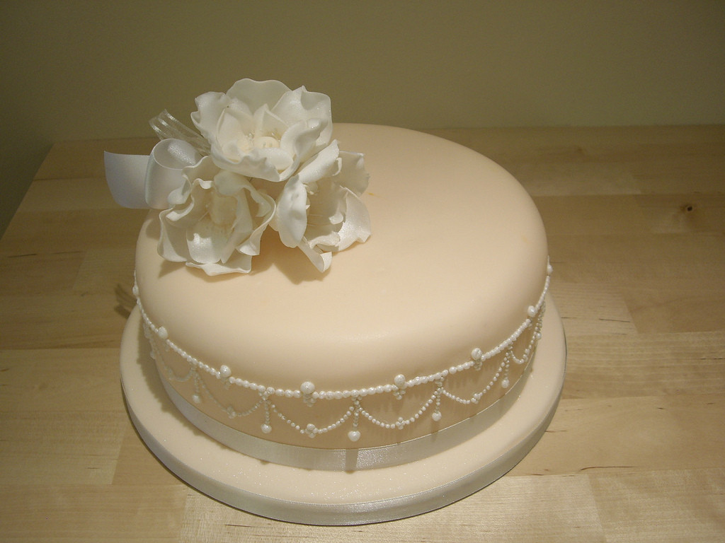 One Tier Wedding Cakes
 A stunning single tier wedding cake with piped pearls and
