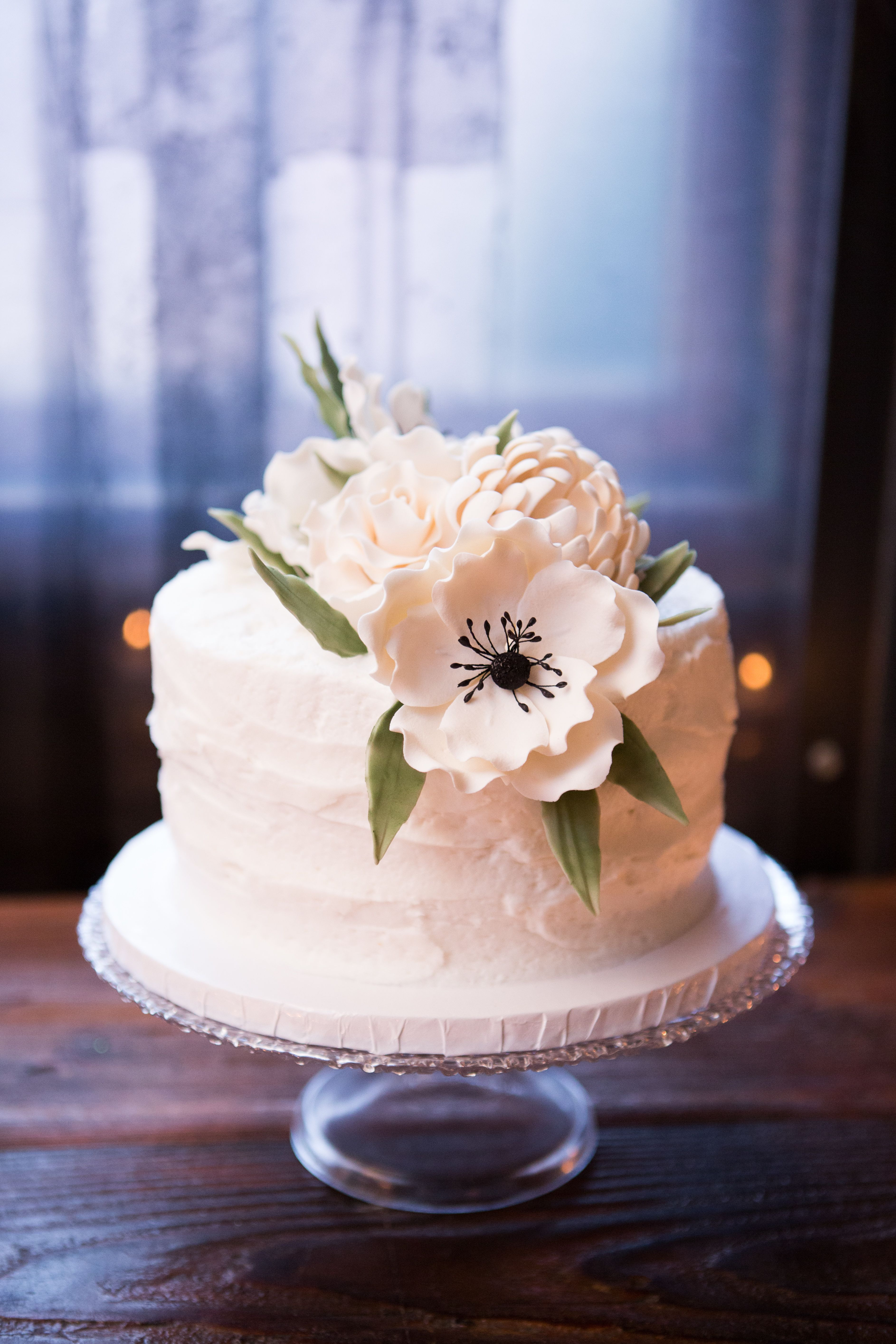 One Tier Wedding Cakes
 e Tier Wedding Cake With White Fondant Flowers