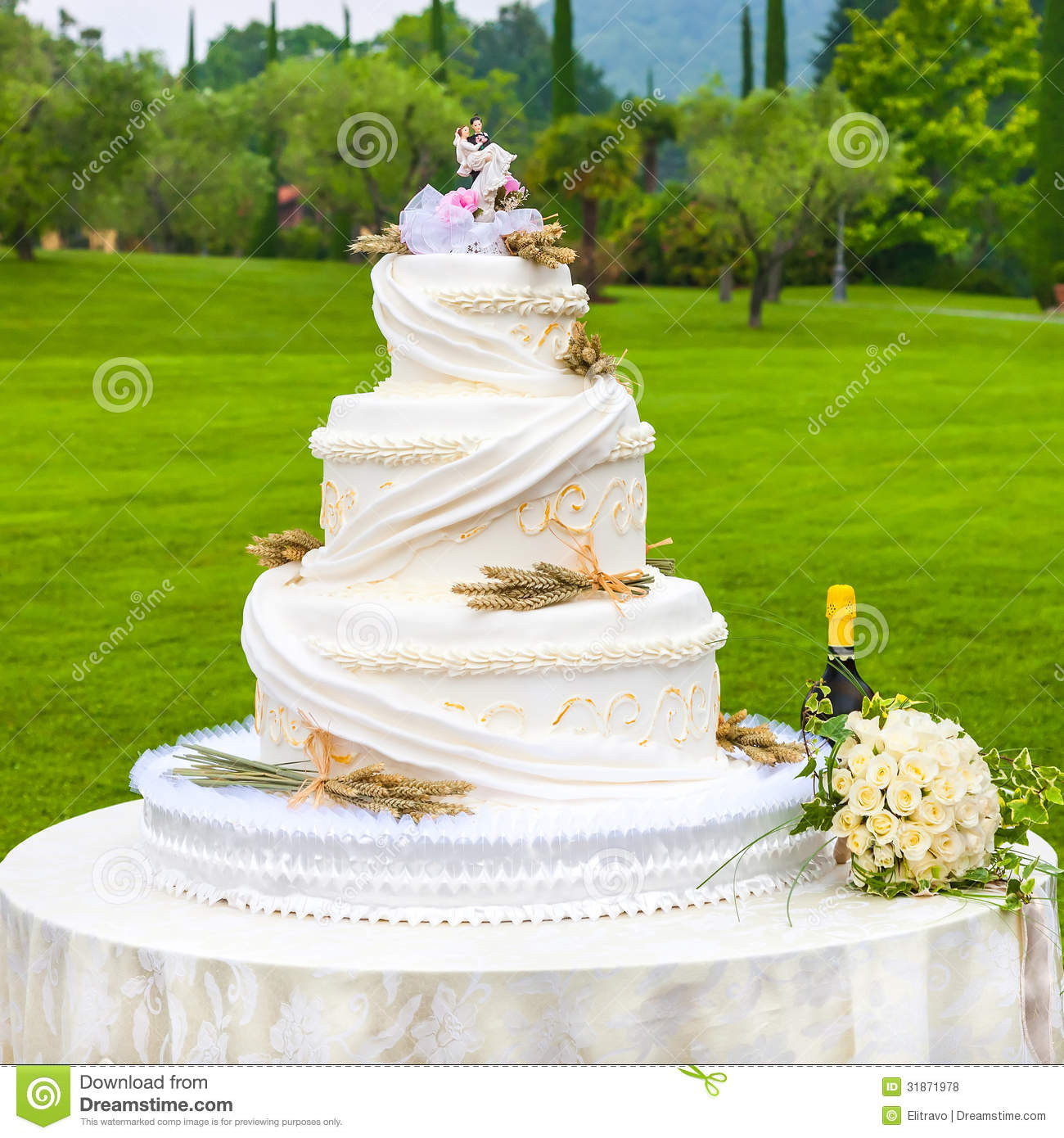 Outdoor Wedding Cakes
 Outdoor wedding cake idea in 2017