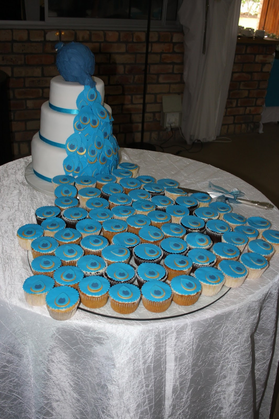 Peacock Wedding Cake With Cupcakes
 Koekerasie Peacock cake and cupcakes