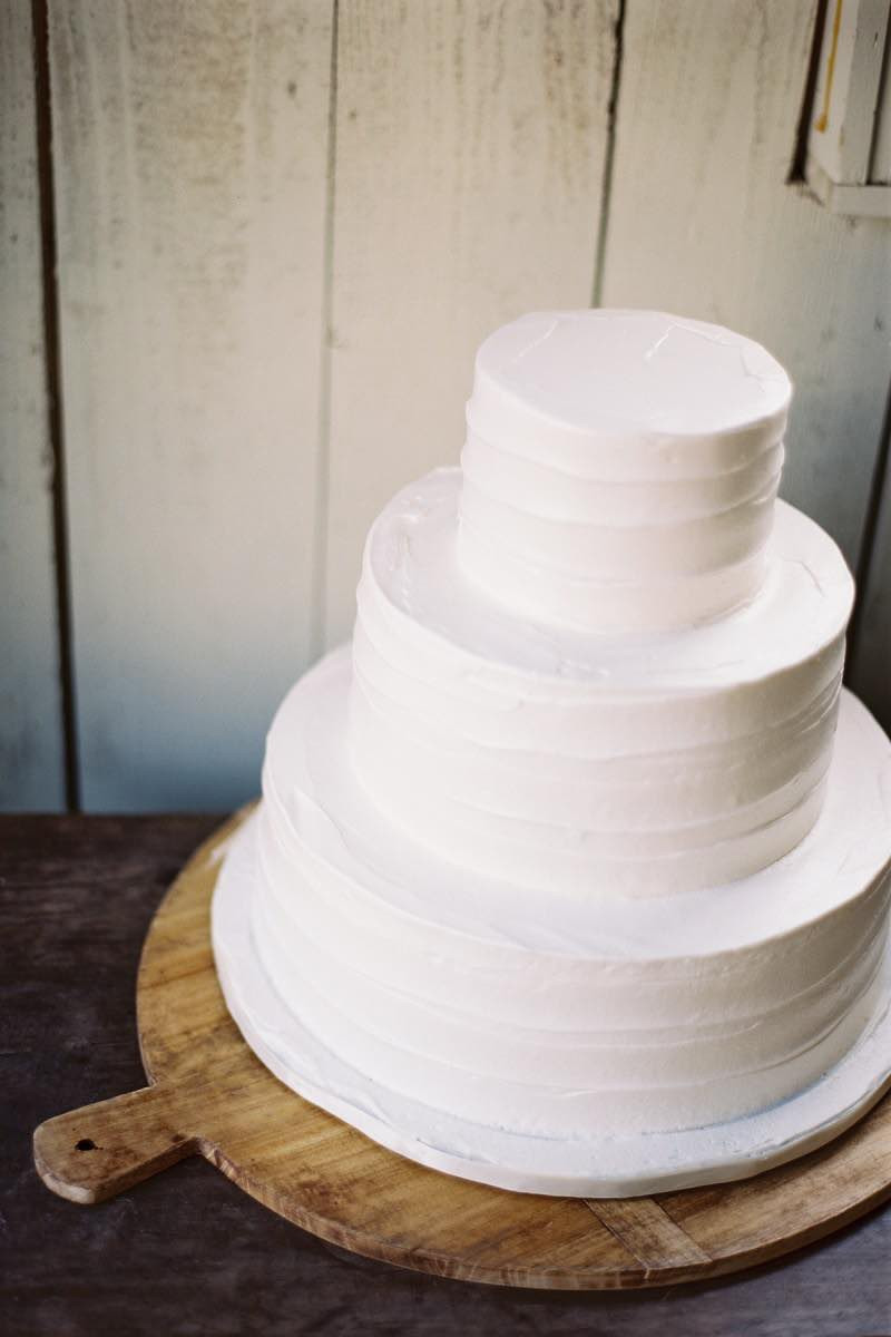 Plain Wedding Cakes
 14 Minimalist White Wedding Cake Styles — the bohemian wedding