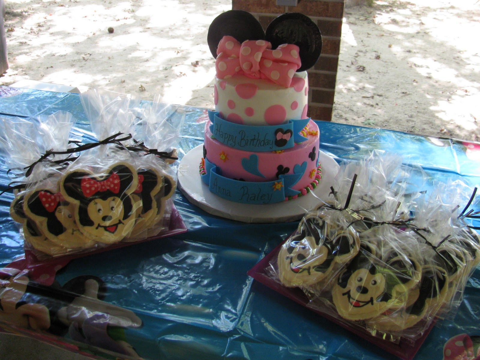 Raleys Wedding Cakes
 Mickey Mouse Picture To Christmas Cakes