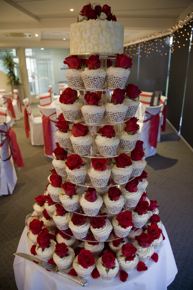 Red And White Wedding Cake
 Amazing Red And White Wedding Cakes [26 Pic] Awesome