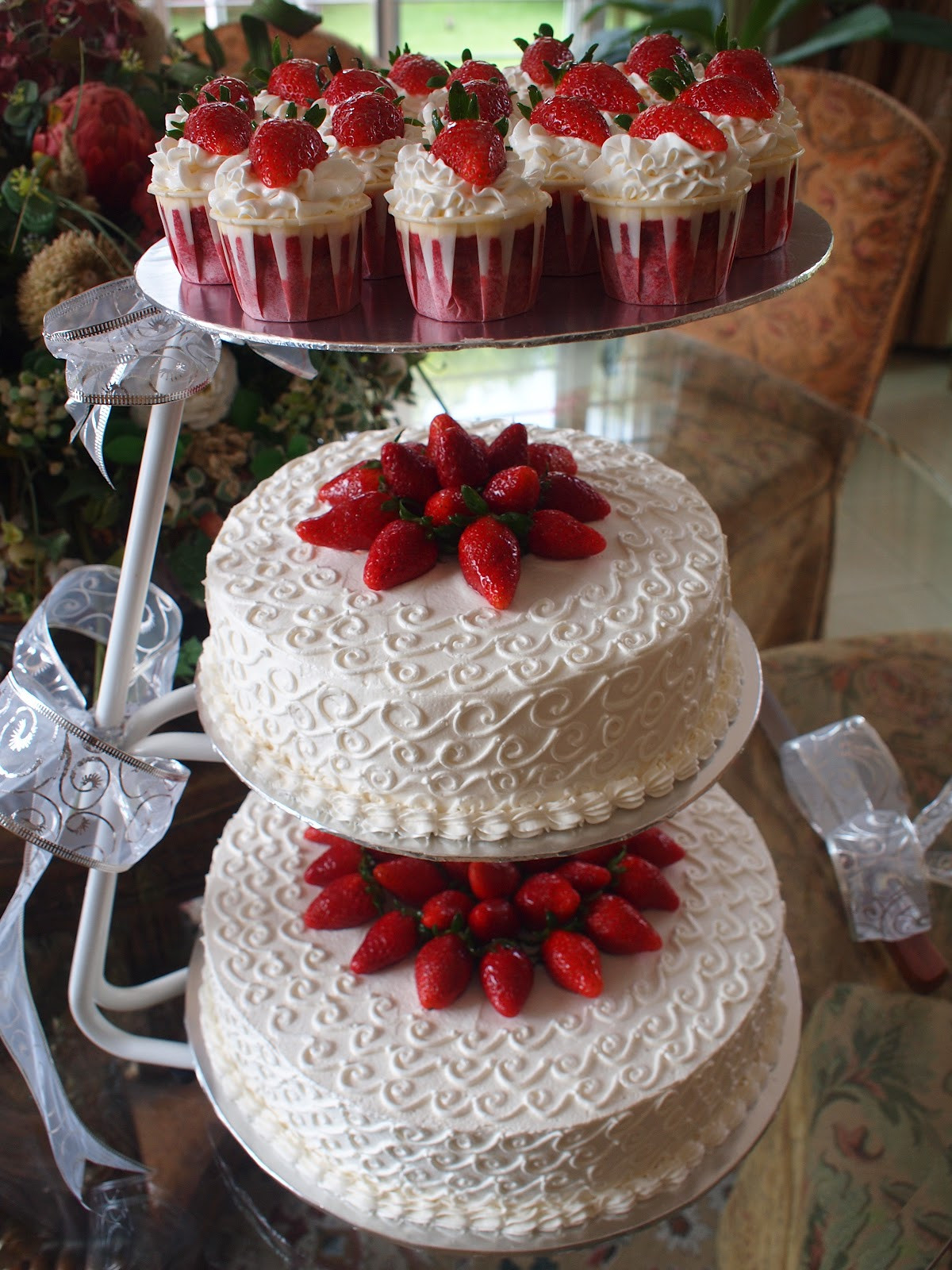 Red Wedding Cakes
 ReD VeLVeT WeDDiNG CaKeS N CuPCaKES