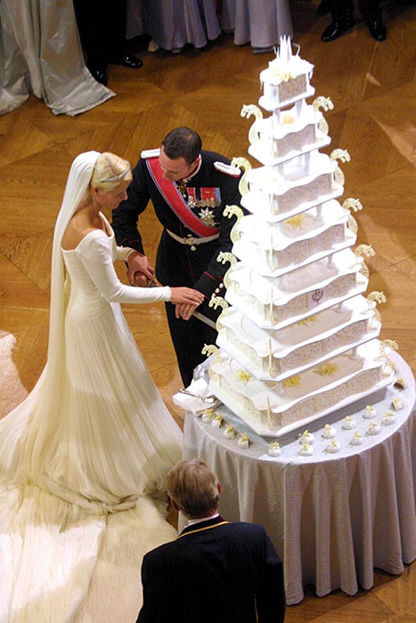 Royalty Wedding Cakes
 Kate Middleton the Queen and Princess Victoria s royal