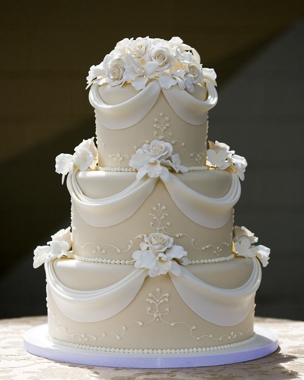 Simple And Elegant Wedding Cakes
 that s a pretty and simple cake but very elegant and